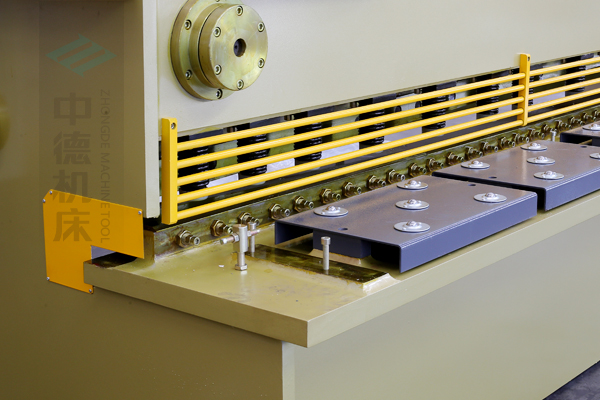 ZDG-640滚珠前托料及穿透型防护栏.jpg ZDG-640滚珠前托料及穿透型防护栏.jpg