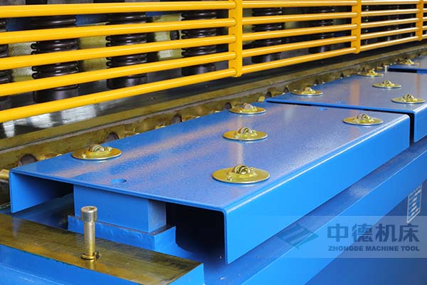 ZDS-1632剪板机接纳滚珠前托料板,不划伤不锈钢板材外表.jpg ZDS-1632剪板机接纳滚珠前托料板,不划伤不锈钢板材外表.jpg